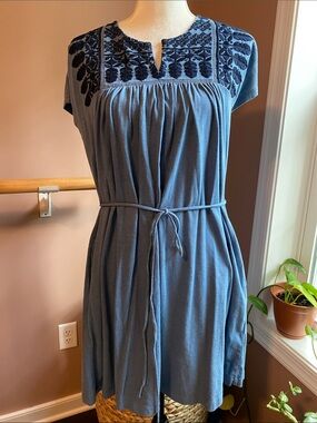 GAP embroidered dress S